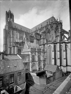 835462 Gezicht op het koor en zuidertransept van de Domkerk (Domplein) te Utrecht.